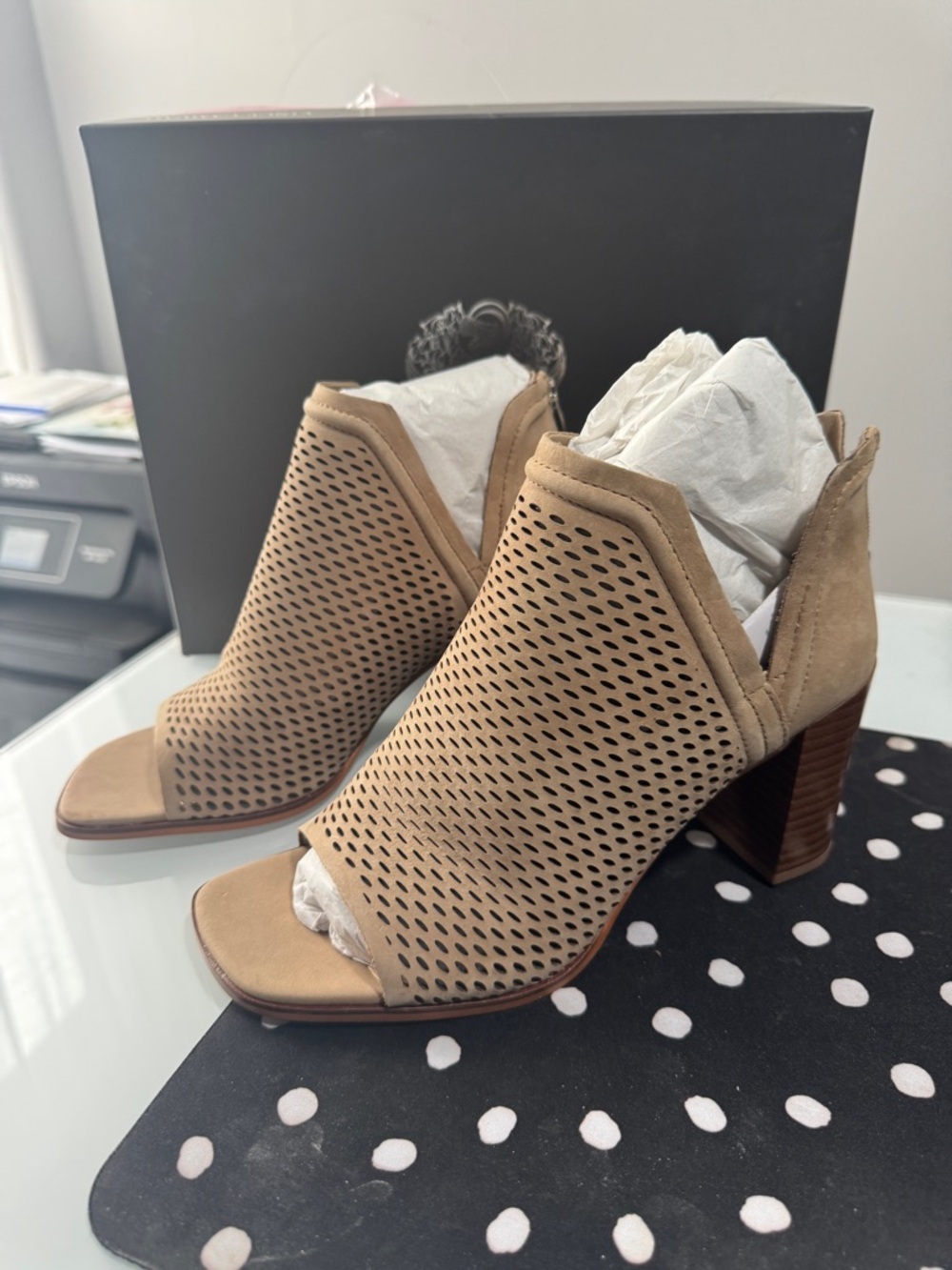 VINCE CAMUTO Tan Peep-Toe Block Heel Women's Sandal